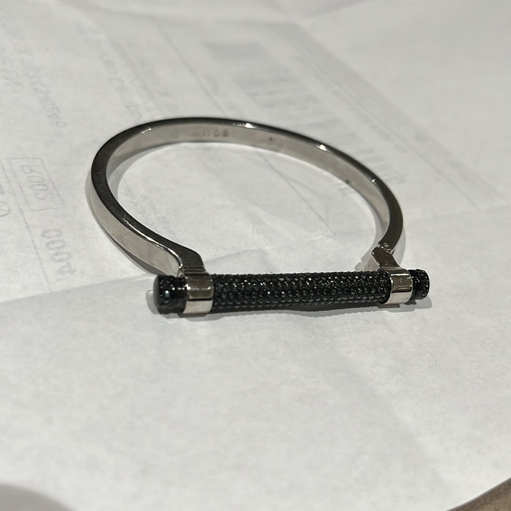 Screw Clasp Horseshoe D Letter Bangle Bracelet for Women